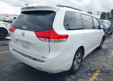2014 Toyota Sienna Le V6 8 Passenger z USA, uszkodzony, nr VIN 5TDKK3DC4ES489483
